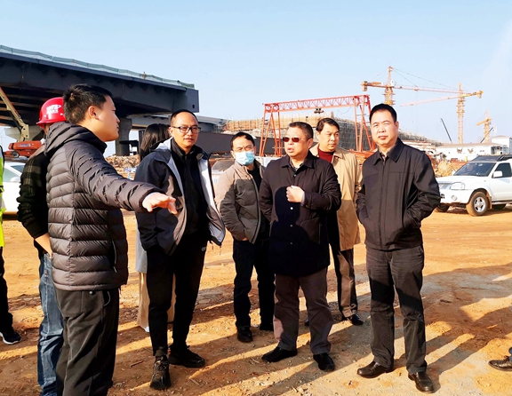 20210219ag亚州游戏集团官网公司总工程师廖知勇调研成都绕城高速东西城市轴线及东服务区工程施工情况 (2)_副本.jpg