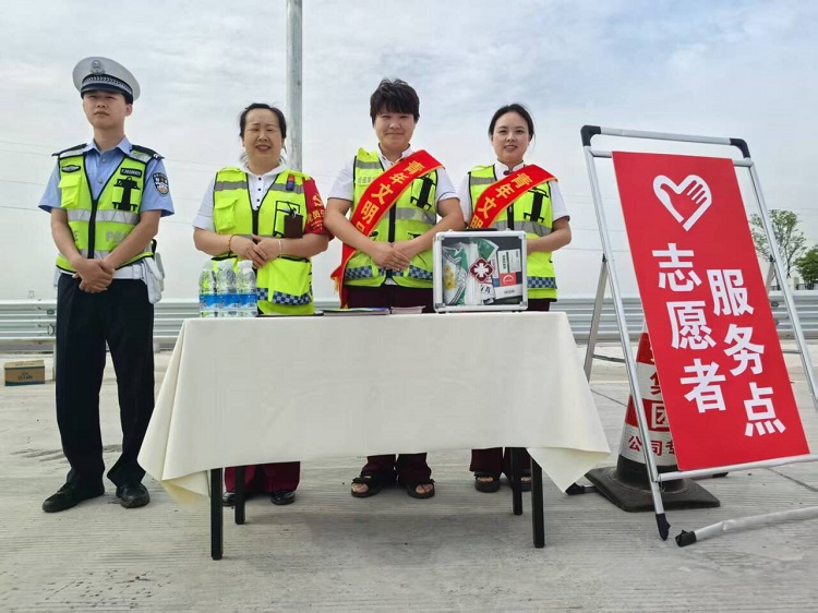 5.6+收费管理部+成德南公司圆满完成“五一”假期收费站保通保畅任务1.jpg