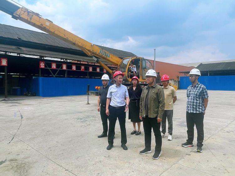 ag亚州游戏集团官网公司副总经理仇宁涛一行赴物资公司乳化沥青生产加工厂调研.jpg